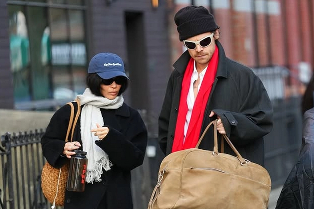 Harry Styles Dikabarkan Bertunangan dengan Zoë Kravitz, Cincin Berlian Jadi Sorotan