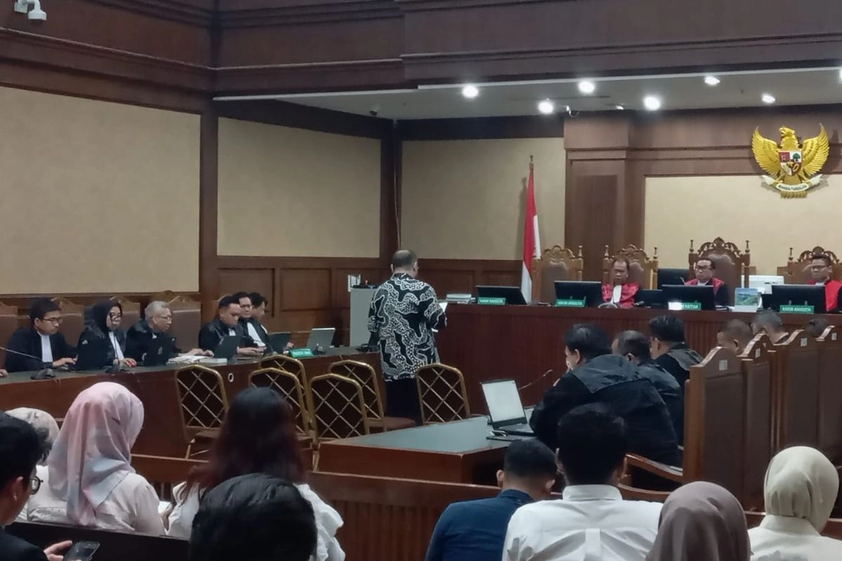 Ibrahim Arief Menangis di Sidang Chromebook: Merasa Dikriminalisasi dan Bongkar Chat Nadiem