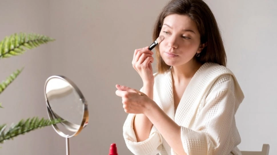 5 Foundation Dewy Finish Murah yang Bikin Wajah Glowing Alami