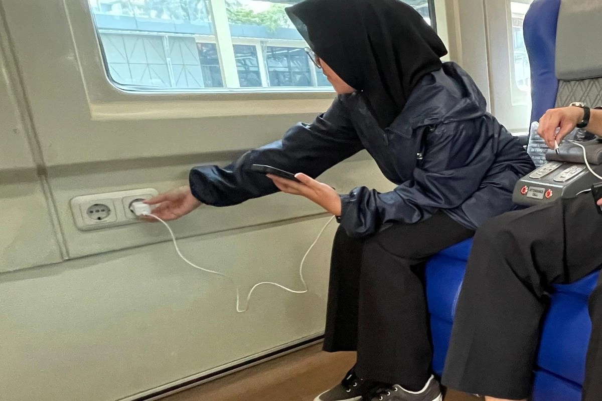 Alat Masak Dilarang, Ini Alat yang Boleh Dipakai di Colokan Kereta