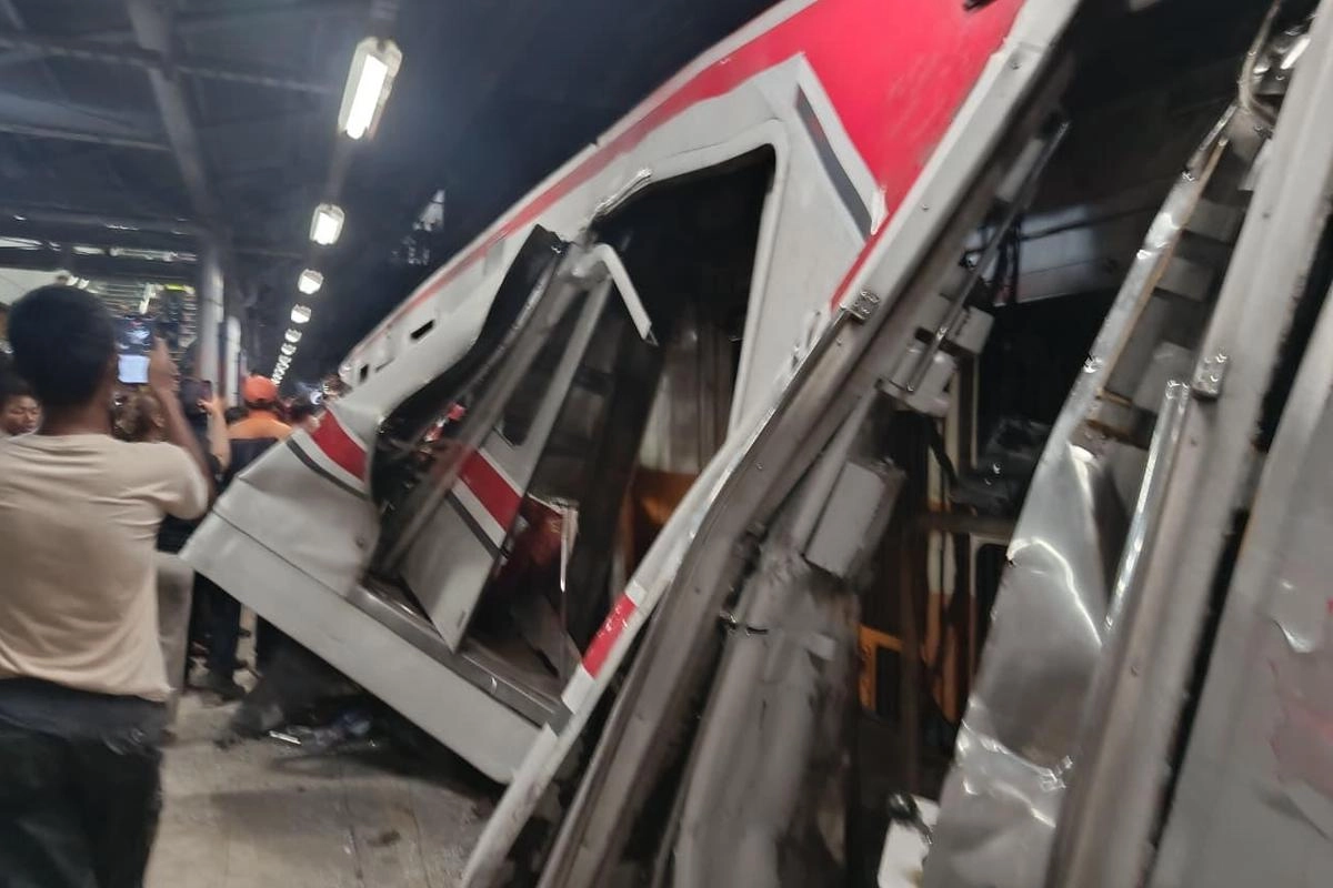 KA Argo Bromo dan KRL Bekasi Tabrakan, KAI Minta Maaf dan Evakuasi Korban