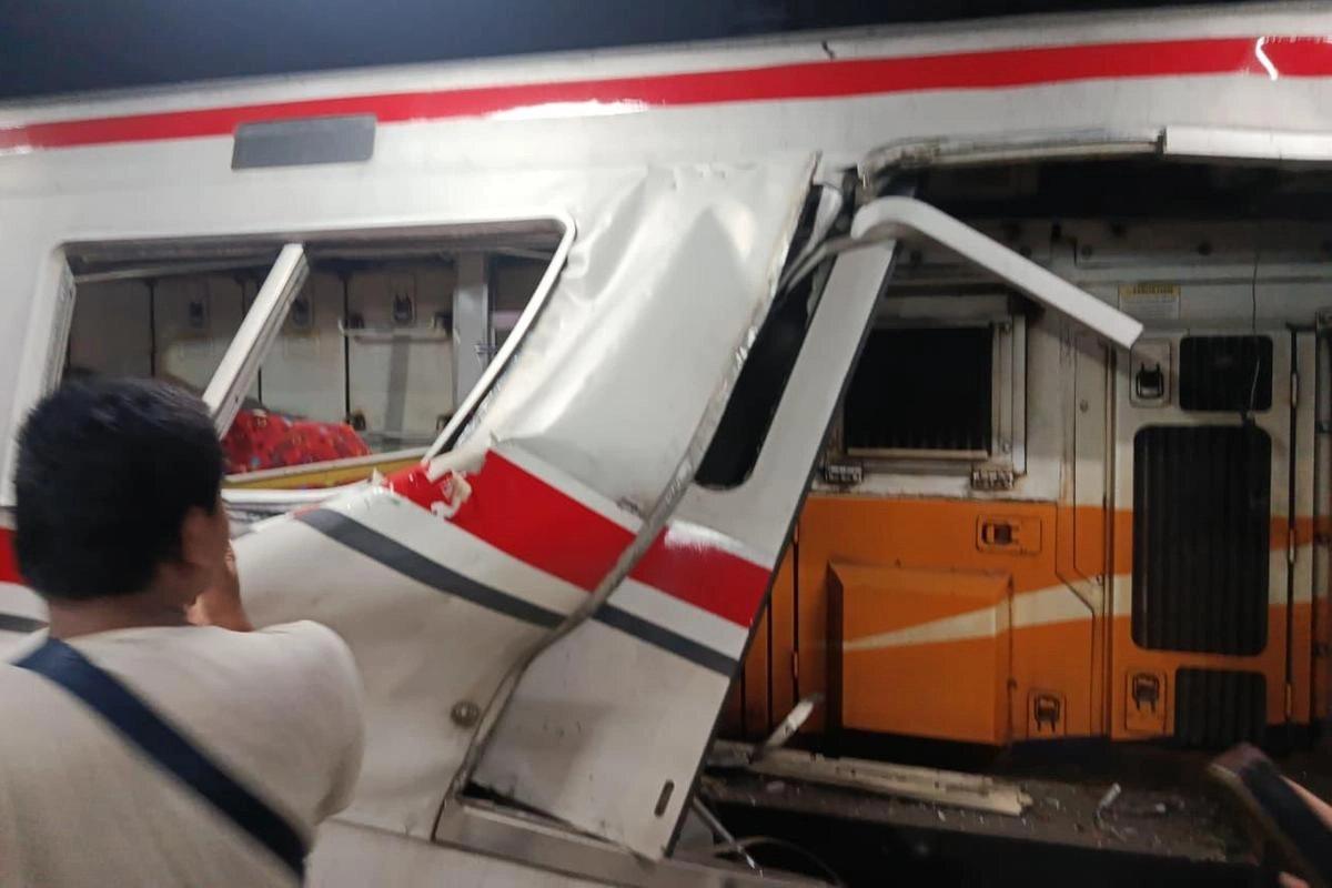 KAI Lakukan Evakuasi Korban Tabrakan KA Argo Bromo dan KRL di Bekasi