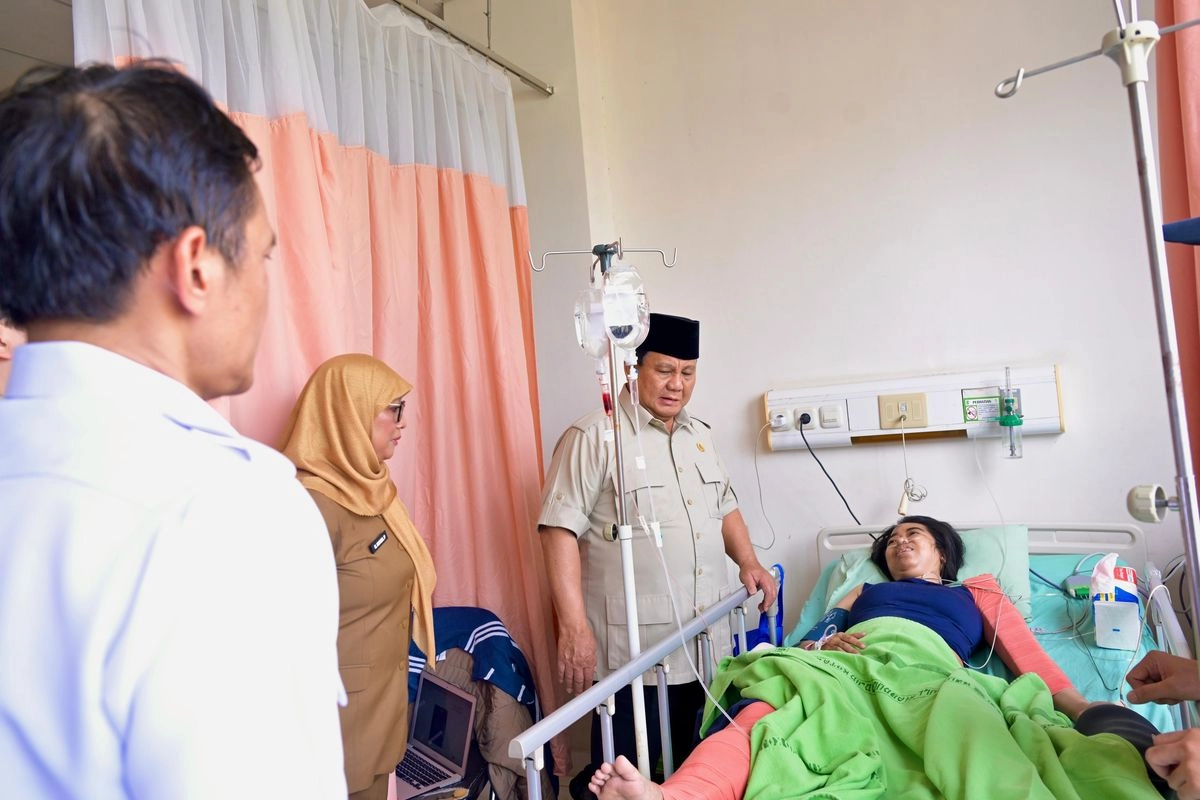 Momen Prabowo Keliling RSUD Bekasi, Jenguk dan Menyapa Korban Kecelakaan Tabrakan Kereta