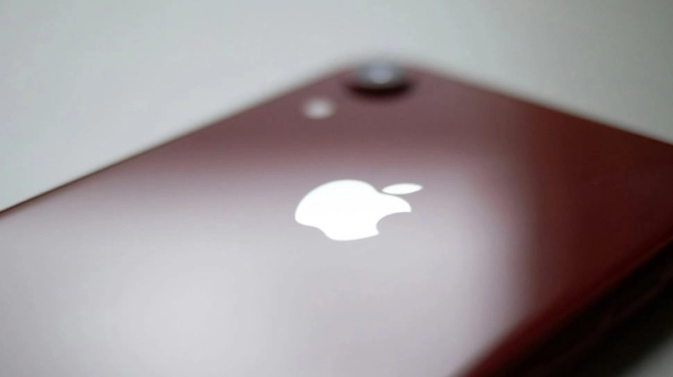 iPhone Lipat Pertama Resmi Pakai Nama 'iPhone Ultra', MacBook Layar Sentuh Menyusul?