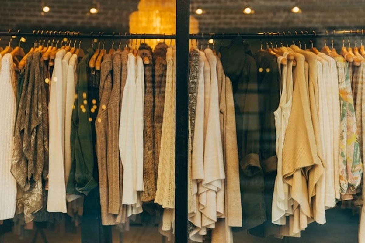 5 Warna Baju yang Cocok untuk Semua Warna Kulit Menurut Stylist