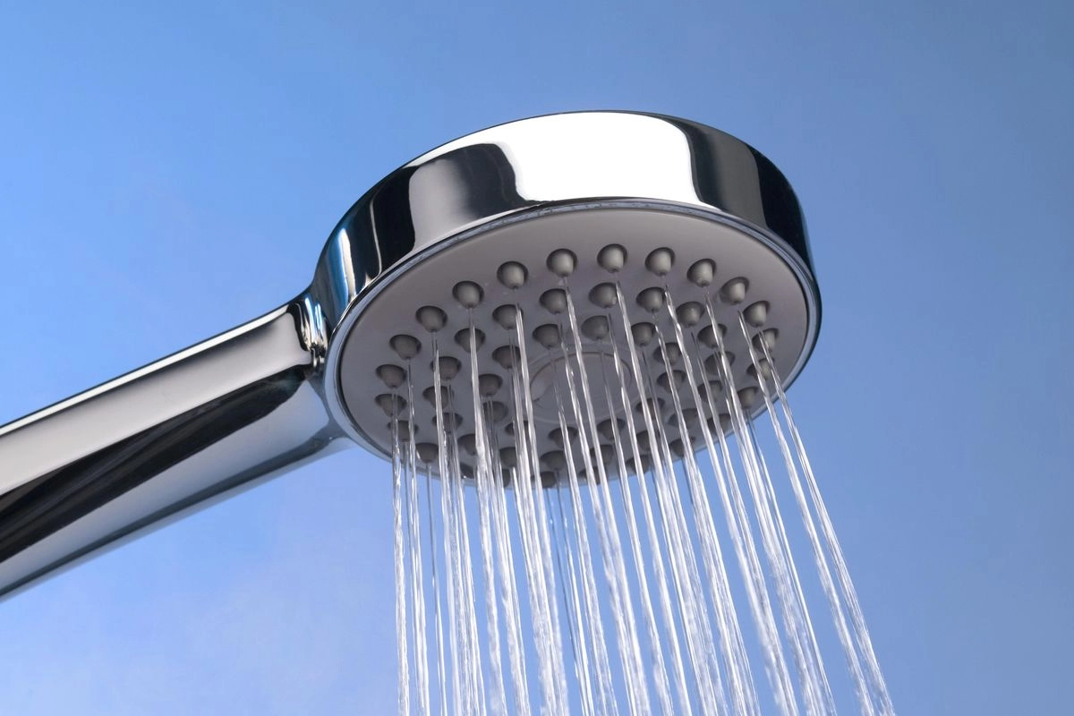 Mandi Menghadap atau Membelakangi Shower, Mana yang Lebih Bersih?