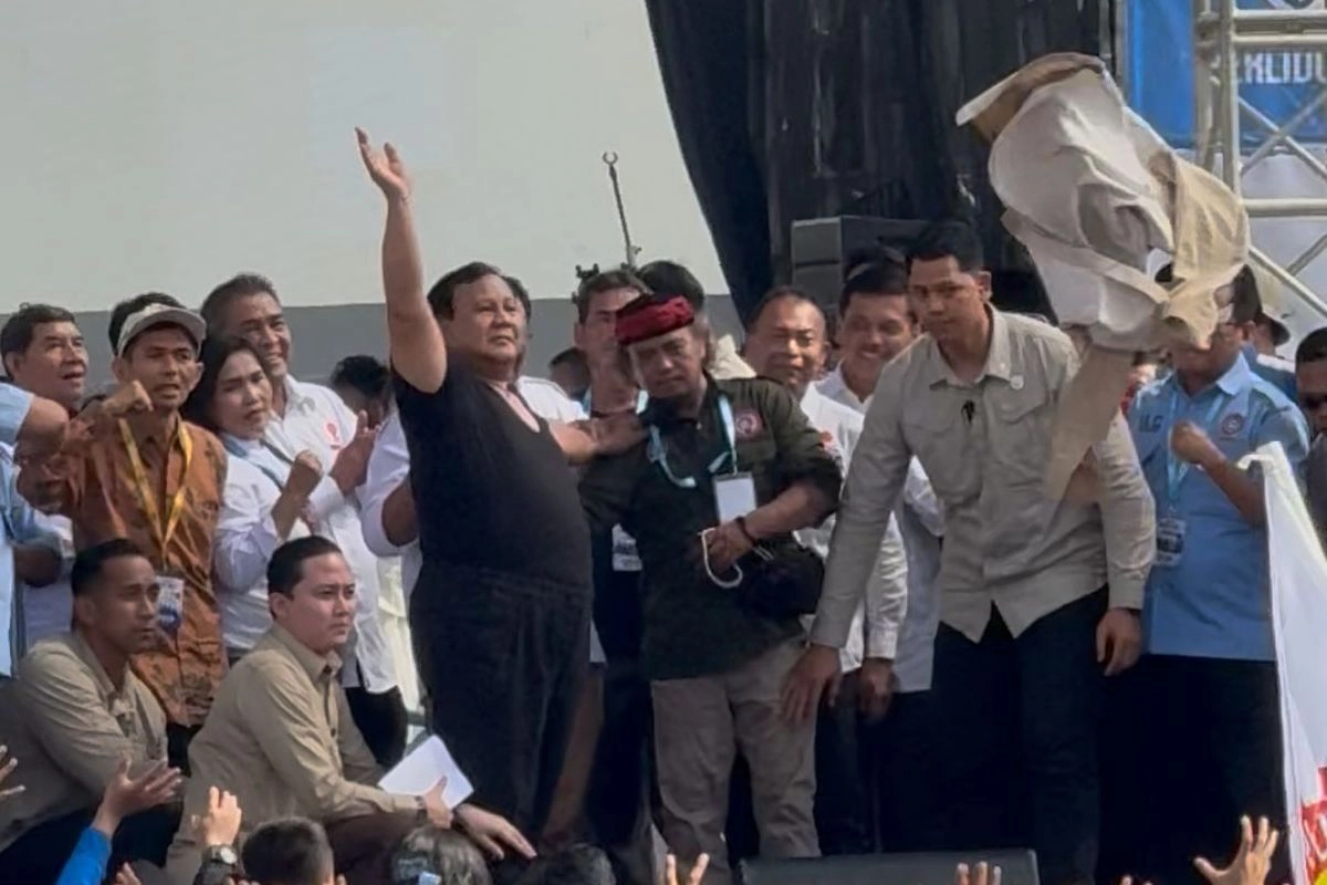 Momen Prabowo Lepas Kemeja Safarinya Usai Berpidato, Lempar ke Massa Buruh