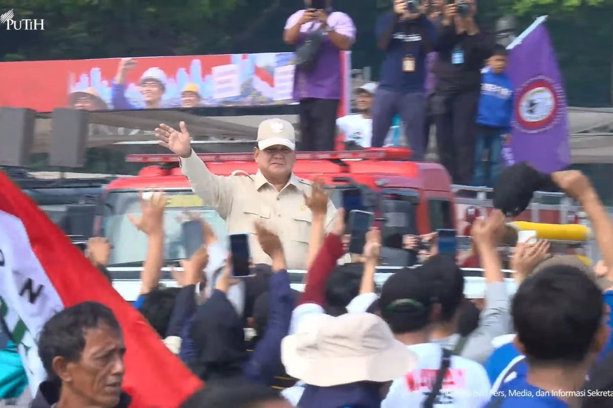 Prabowo Hadiri Hari Buruh di Monas, Disambut Lagu dari Tipe X