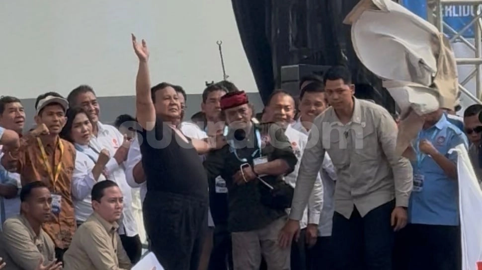 Momen Tak Terduga di May Day 2026: Usai Pidato, Prabowo Lepas Baju dan Lempar ke Buruh