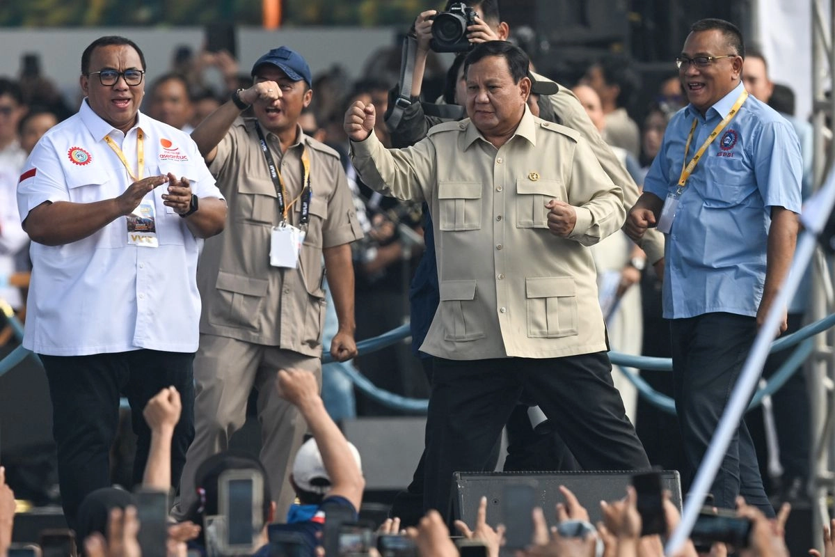 Joget, Nyanyi, hingga Lepas Kemeja, Momen Prabowo di Hari Buruh 2026