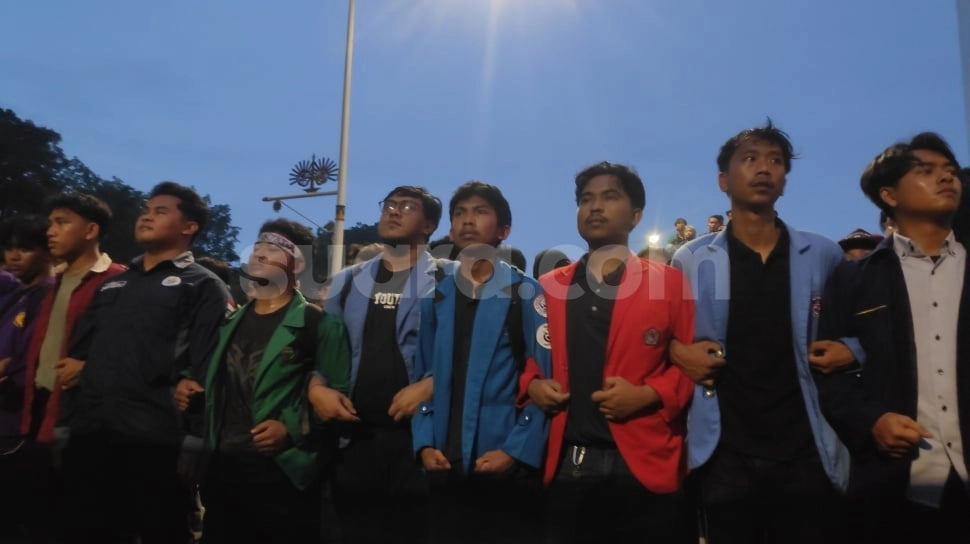 Tak Ditemui Pemerintah karena Demo di Patung Kuda, Massa Mahasiswa Bubarkan Diri Janji Balik Lagi