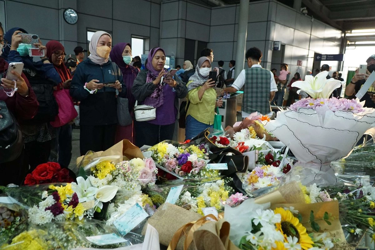 Duka di Stasiun Bekasi Timur, 16 Korban Kecelakan Kereta Dikenang dengan Bunga