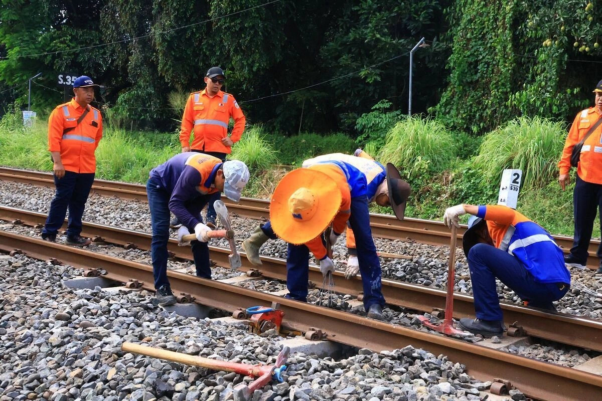 Membangun Rel, Menurunkan Biaya: Tantangan dan Arah Perkeretaapian Indonesia