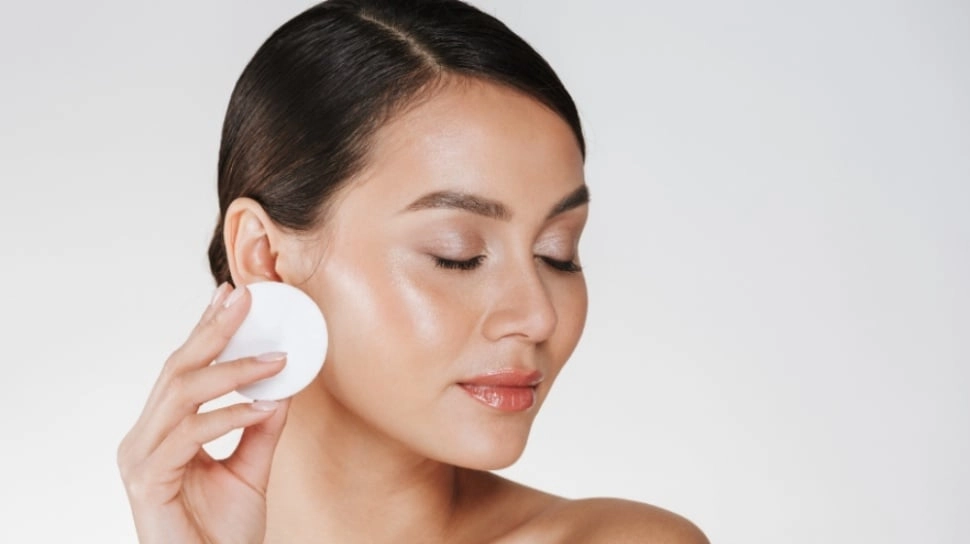Makeup Cepat Luntur dan Cakey? Ini 7 Kesalahan Memakai Bedak yang Sering Tidak Disadari