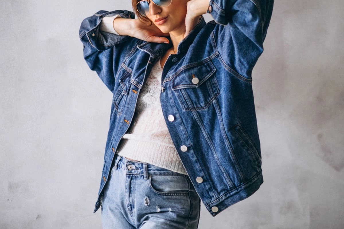 6 Cara Styling Jaket Jeans untuk Wanita Usia 55 Tahun agar Tetap Chic