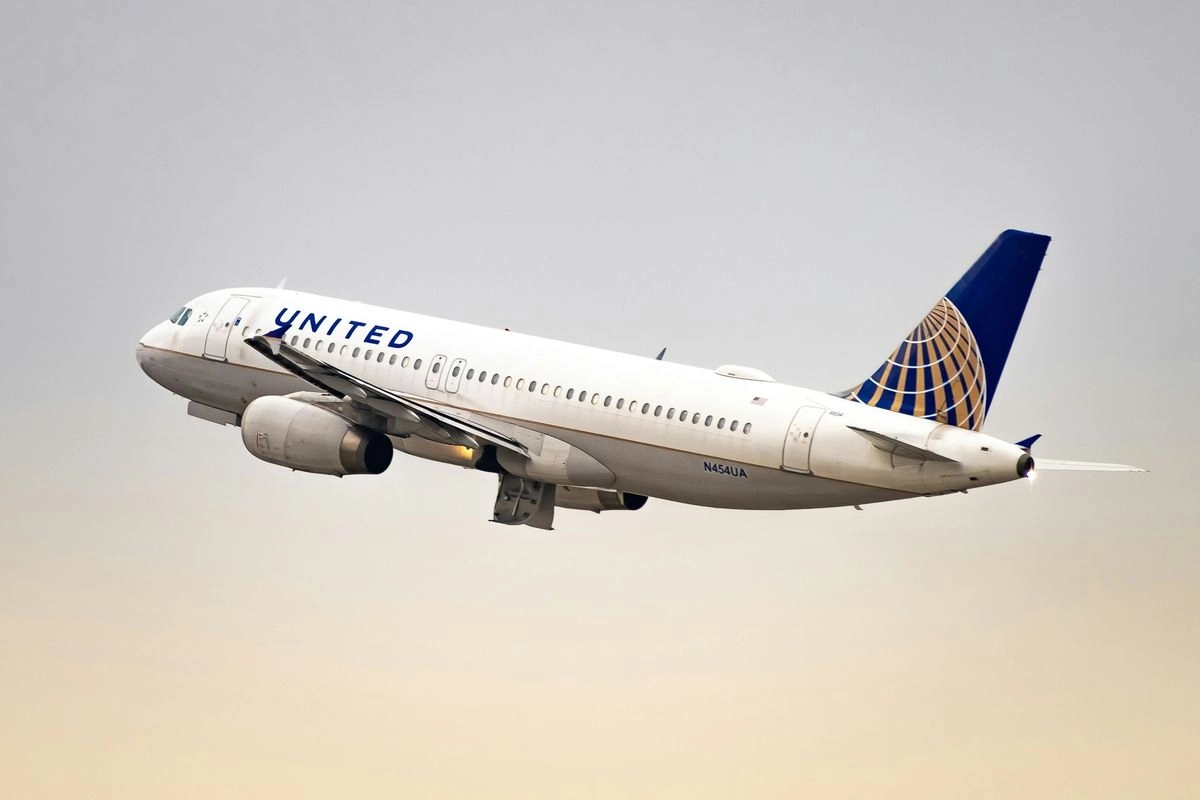 Pesawat United Airlines Tabrak Tiang lampu dan Truk Saat Mendarat