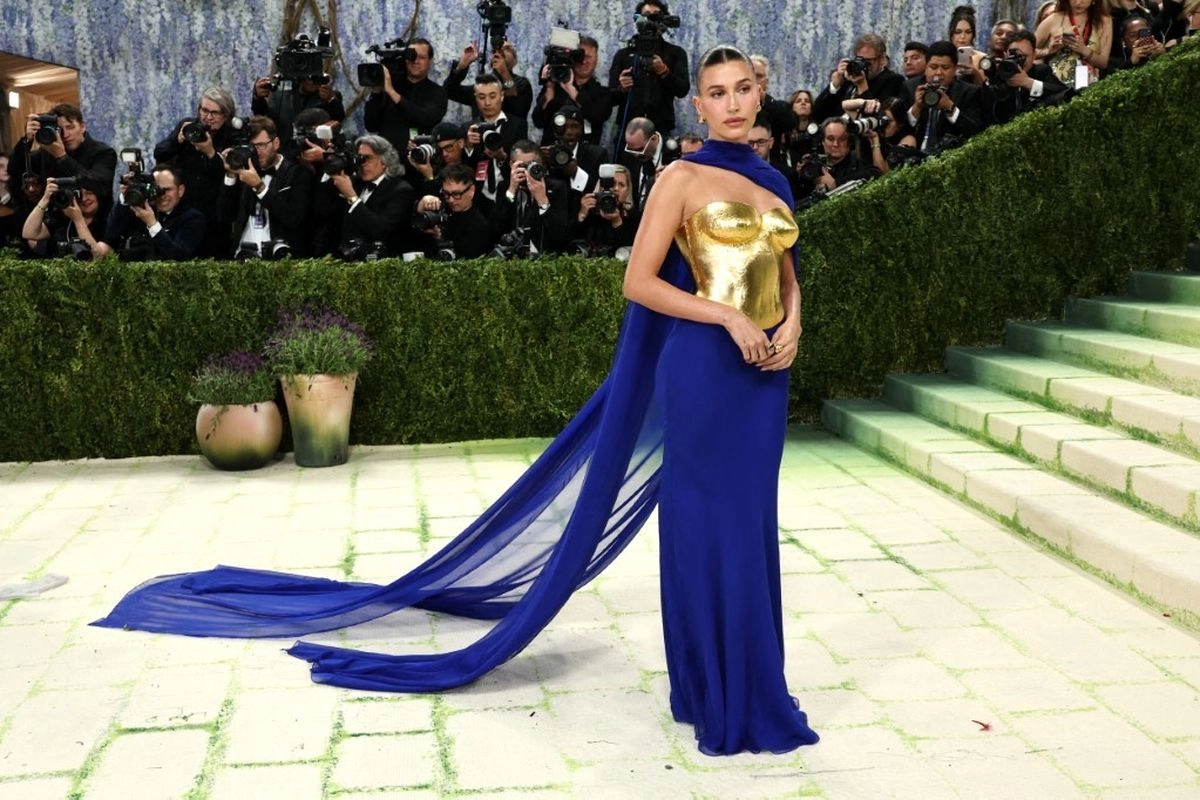 Hailey Bieber Pakai Gaun Bustier Emas 24 Karat di Met Gala 2026