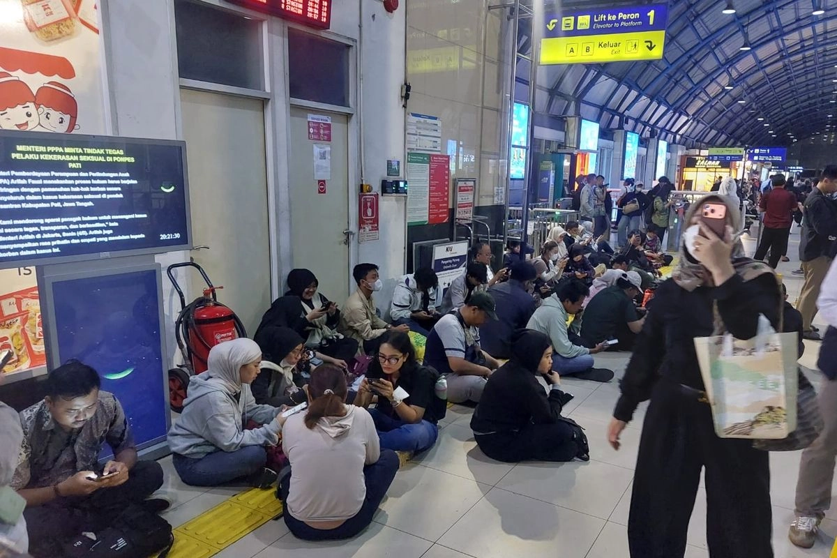 Ragam Keluhan Penumpang, 3 Jam ''Terjebak'' Gangguan KRL Green Line Tanah Abang-Rangkasbitung