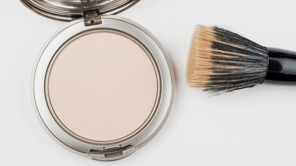 4 Rekomendasi Bedak Padat Translucent yang Ringan dan Bikin Makeup Flawless