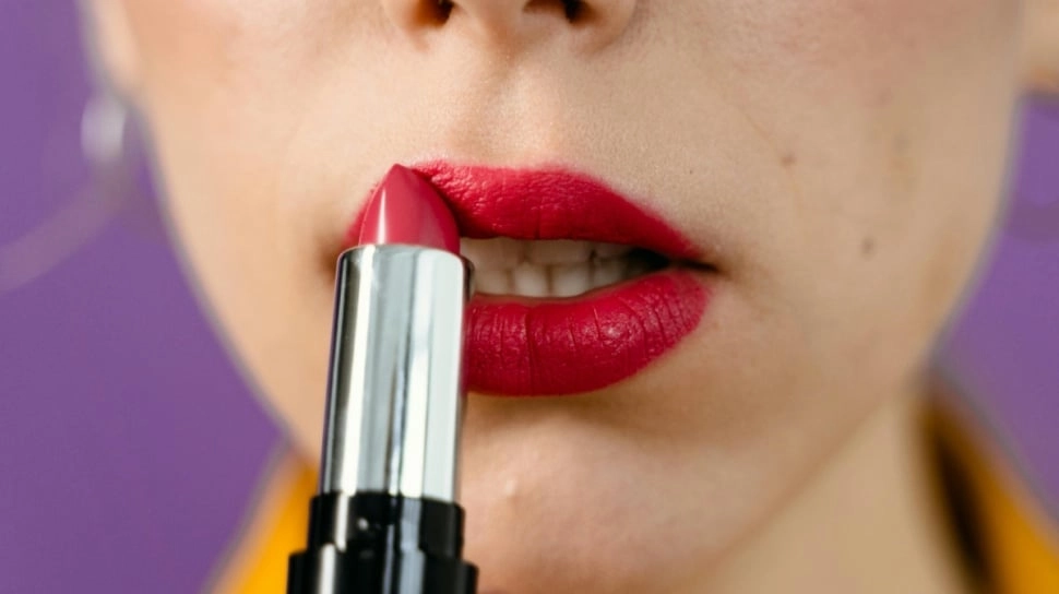 Apa Arti Smudge Proof? Ini 4 Lipstik Tahan Geser yang Awet Seharian