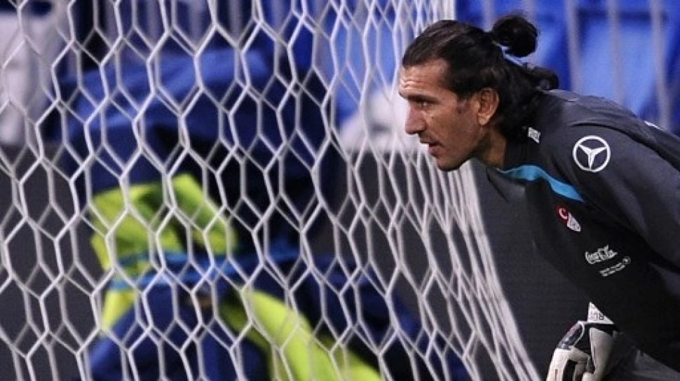 Rustu Recber Legenda Turki: Kisah Kiper Eksentrik dengan Cat Hitam di Mata Viral di Piala Dunia 2002