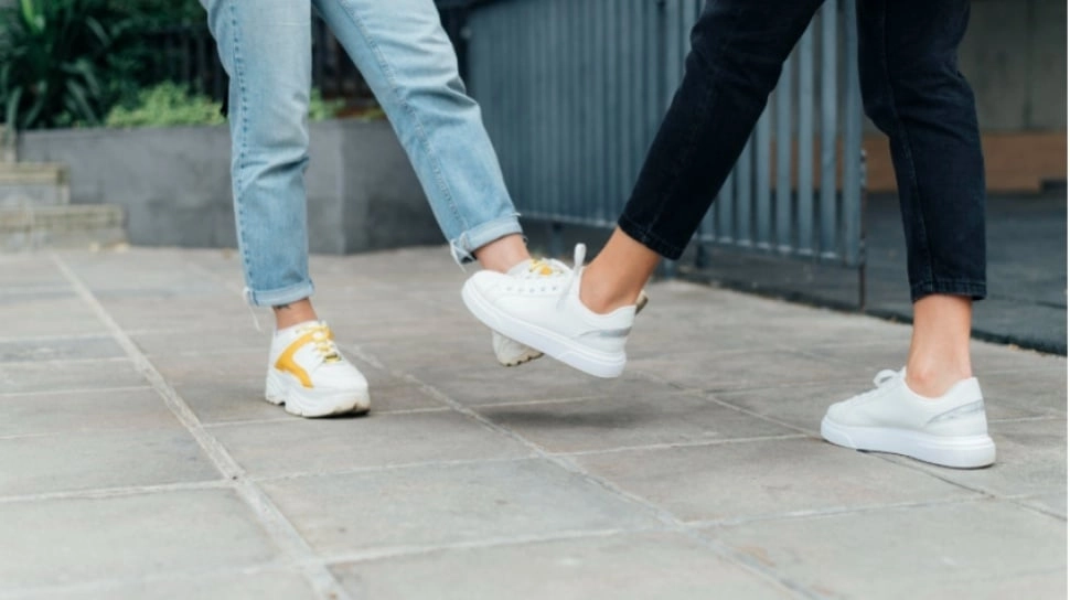 Bahaya Sepatu Kekecilan bagi Kesehatan Kaki dan Tips Memilih Ukuran Tepat