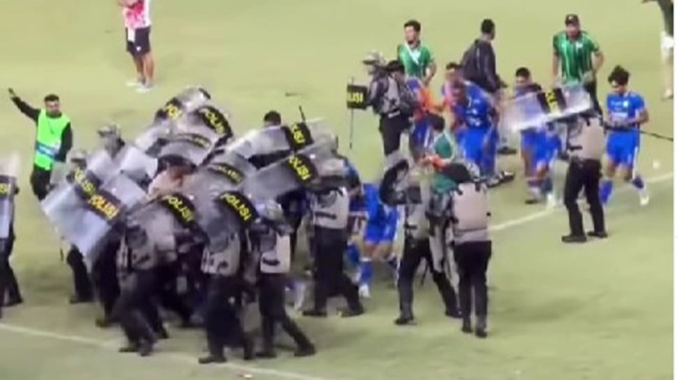 Suporter Persipura Rusuh, Momen Menegangkan Pemain Adhyaksa FC Dilempari Botol