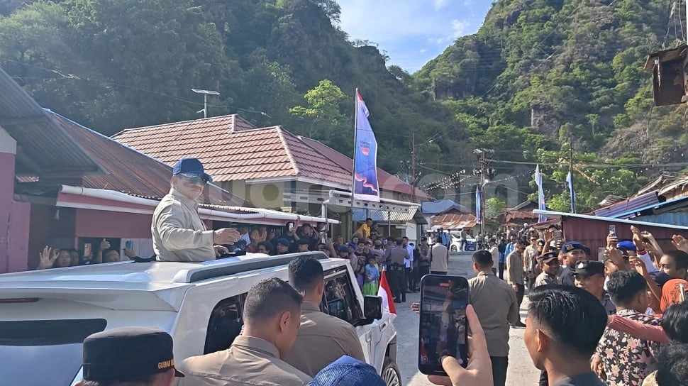 Prabowo Tinjau Kampung Nelayan Merah Putih di Gorontalo, Sapa Warga dari Atas Maung