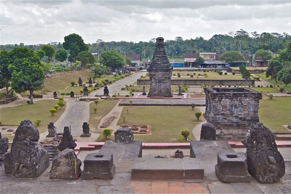 8 Wisata Candi di Jawa Timur, Lokasi, Sejarah, dan Peninggalan Kerajaannya