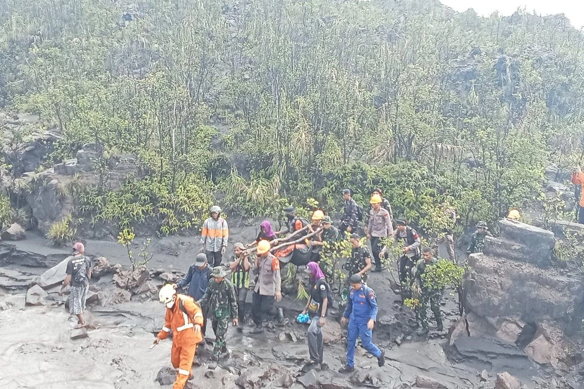 Pilu Istri Pendaki yang Tewas dalam Erupsi Gunung Dukono, Baru Menikah 6 Bulan