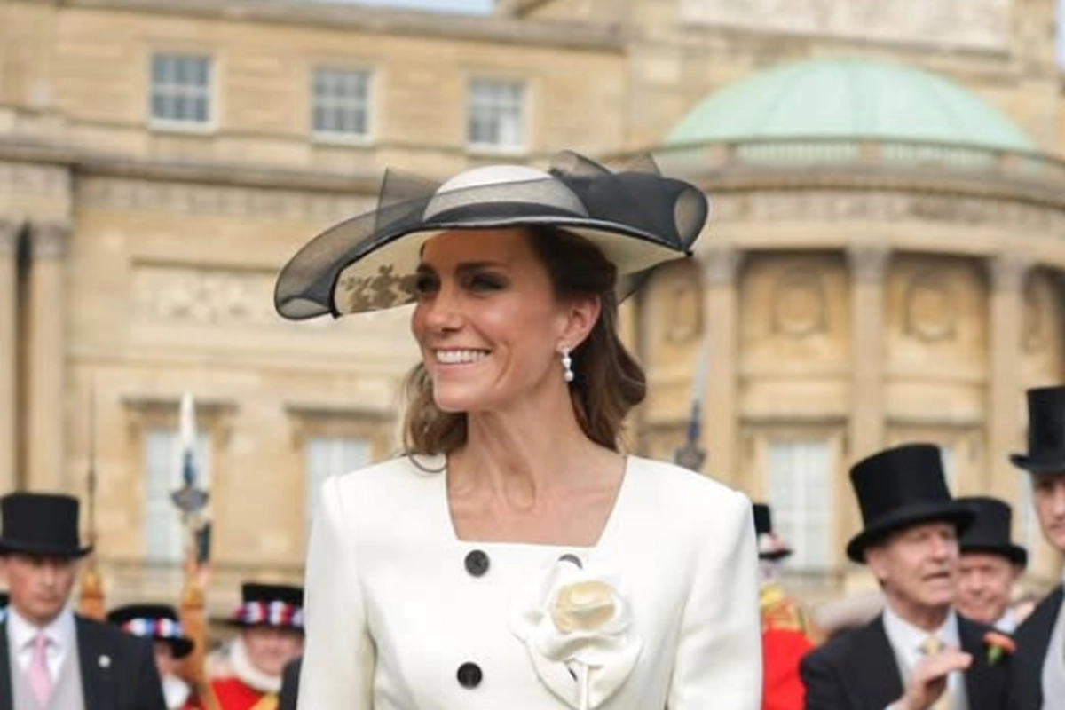 Hadiri Pesta Kebun, Kate Middleton Tampil Elegan dalam Rok Polkadot