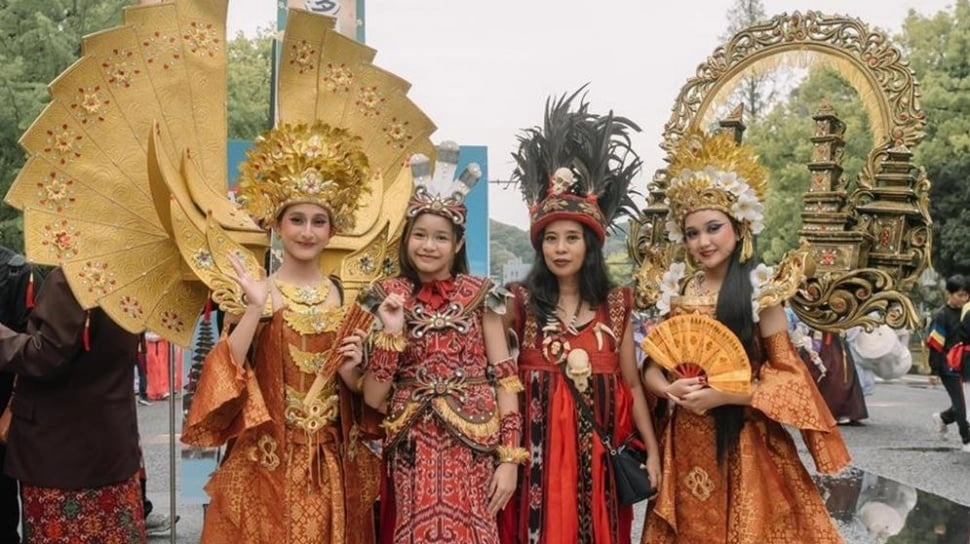Bangga, Kostum Bali dan Padang Buatan Desainer Cilik Indonesia Melenggang di Jepang!