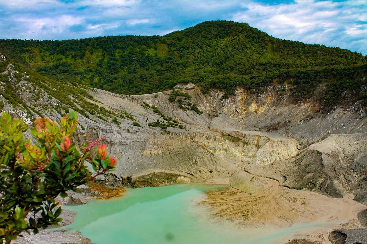 6 Tempat Wisata di Jawa Barat yang Terkenal dari Cerita Legenda