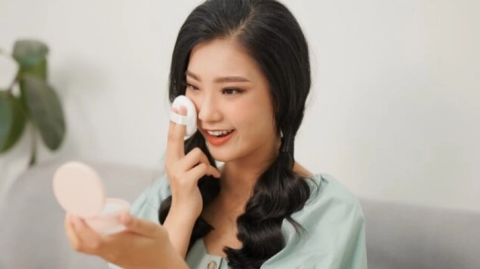 5 Rekomendasi Bedak Lokal Mengandung SPF, Praktis buat Touch Up Siang Hari
