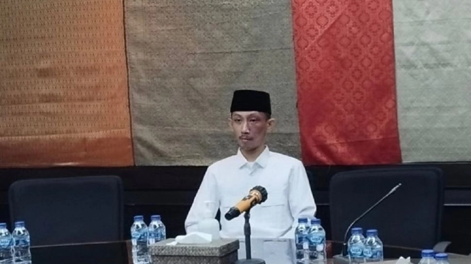 Nasib Ahmad Syahri Merokok dan Main Game Saat Rapat, Terancam Dipecat dari DPRD Jember?