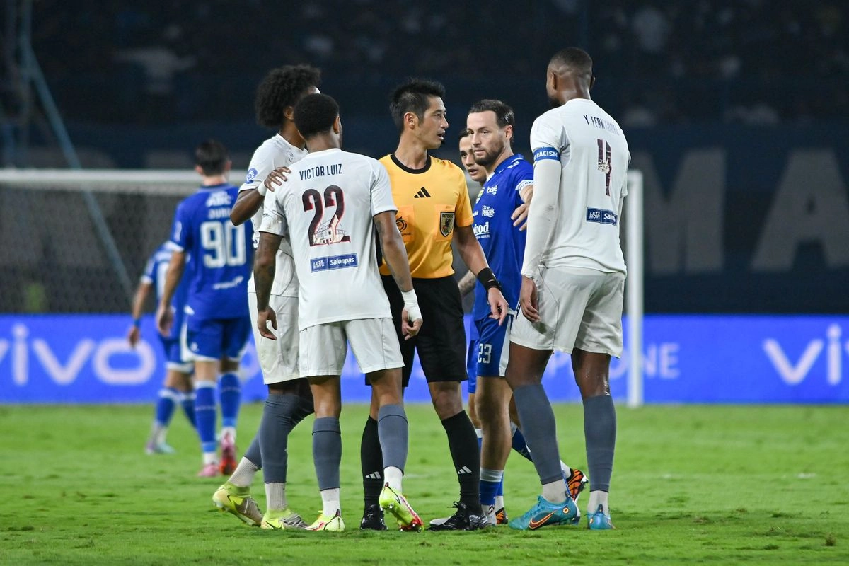 PSM Vs Persib 1-2, Suporter Masuk Lapangan hingga Kejar Pemain