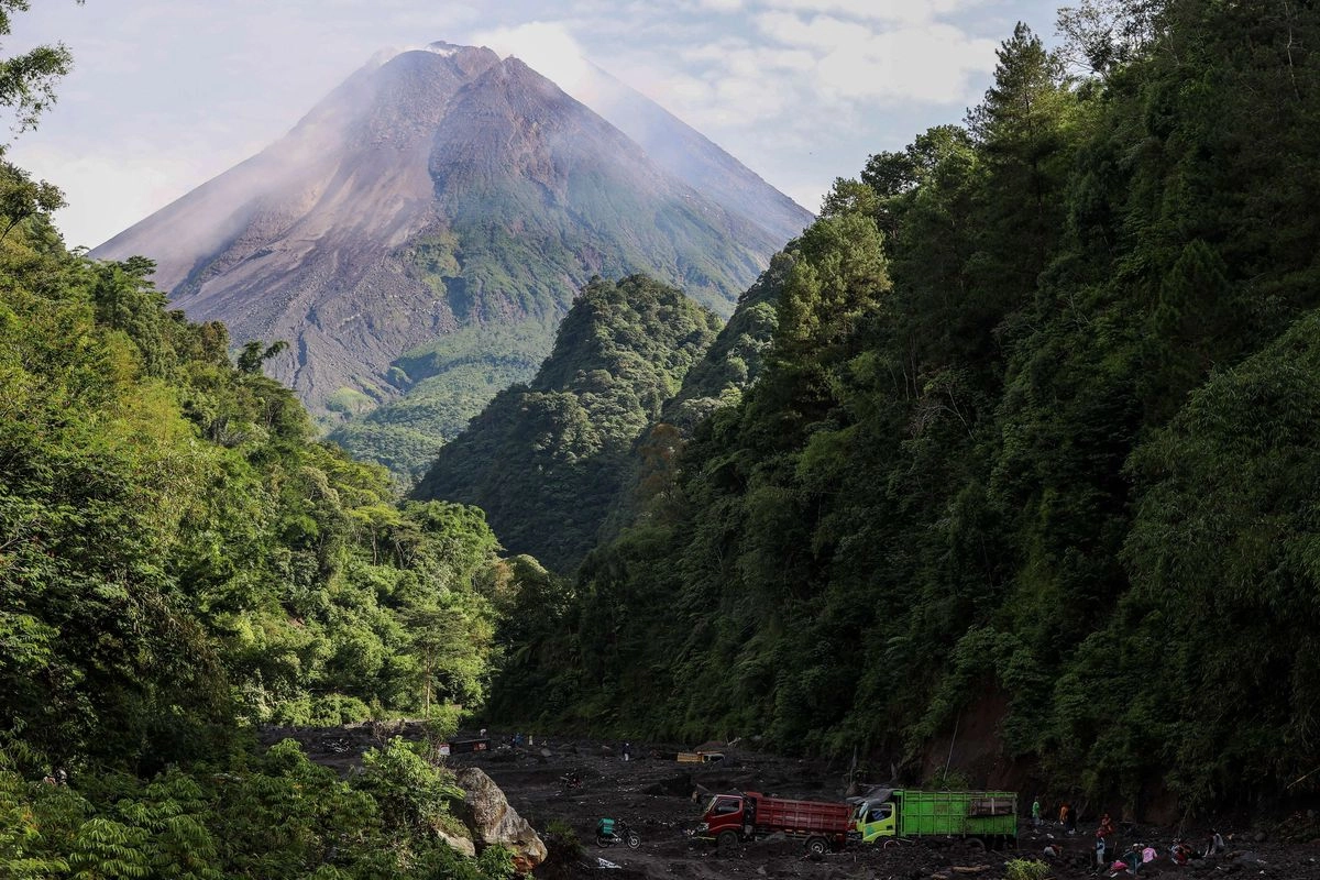 Gunung Merapi Masih Siaga, Masyarakat Diimbau Jauhi Aliran Sungai