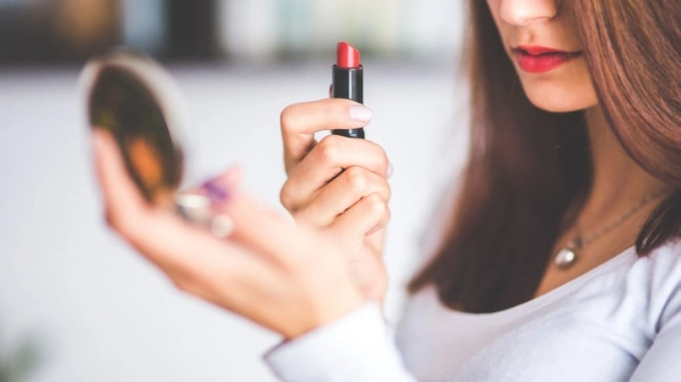 Apa Itu Lipstick Effect? Fenomena Berburu 'Kemewahan Kecil' saat Ekonomi Sulit