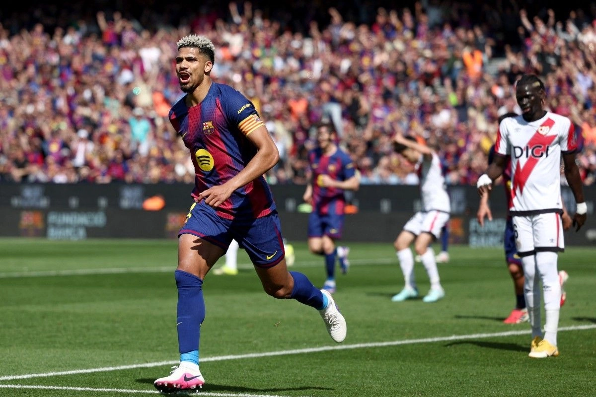 Inter Lirik Bek Barcelona di Tengah Ketikdakpastian Transfer Bastoni