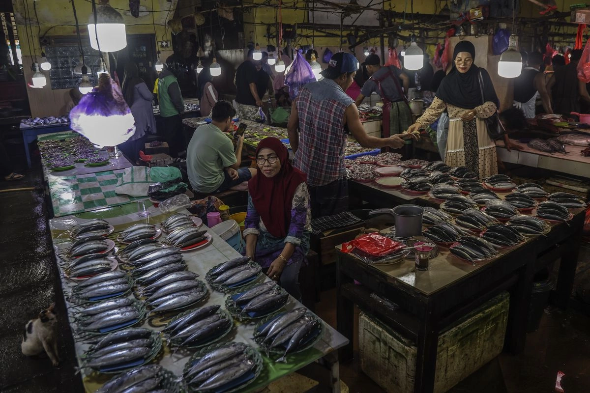 Ketika Rakyat Kecil Membayar Bunga Paling Mahal