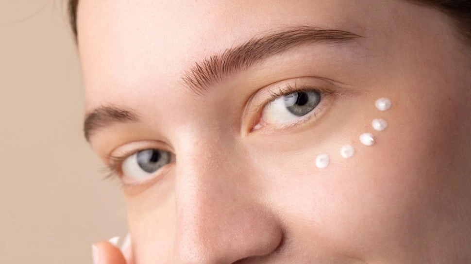 Bebas Mata Panda, Ini Urutan Skincare Malam Pakai Eye Cream yang Tepat