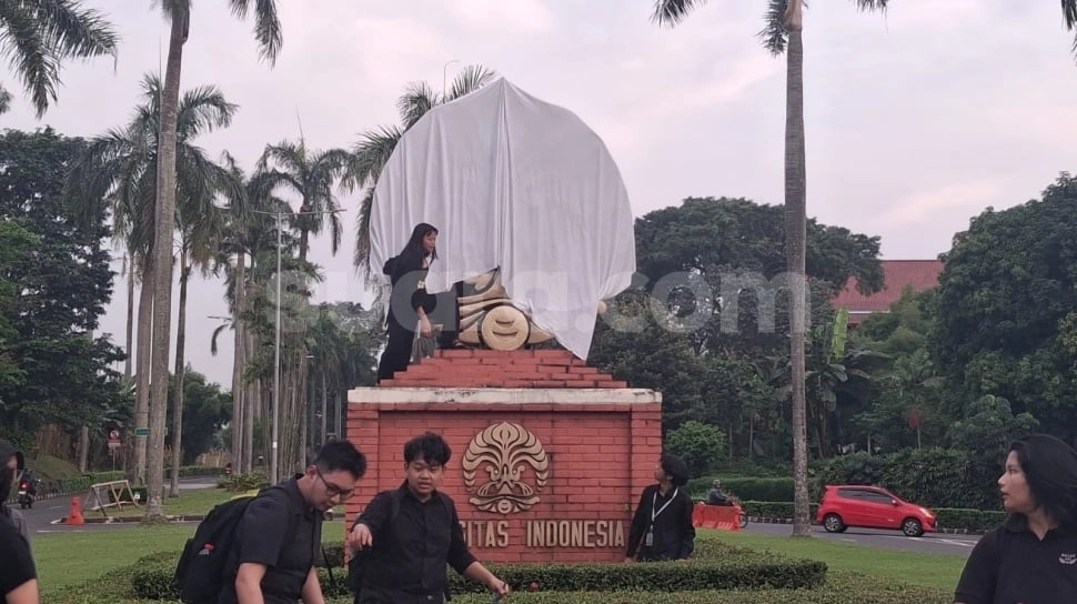 Buat 'Makam Reformasi', Mahasiswa UI Tutup Logo Makara dengan Kain Putih