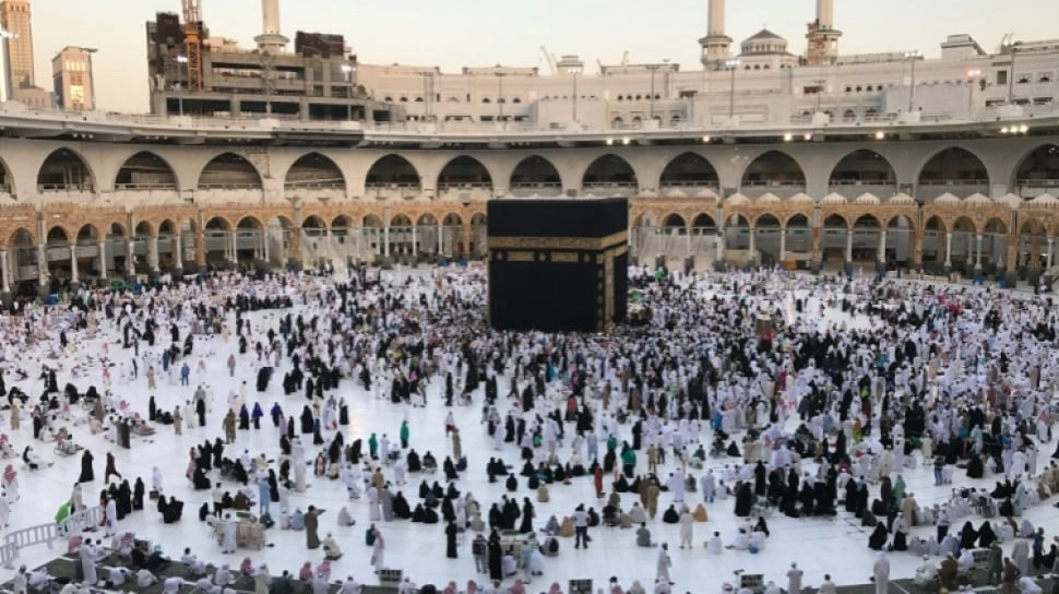Terekam CCTV Keluar Hotel Sendirian, Jemaah Haji Indonesia Hilang Misterius di Makkah