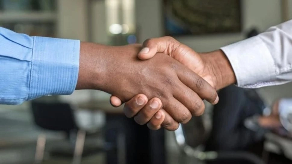 Warga Uganda Dilarang Saling Jabat Tangan, Alasannya Bikin Ngeri