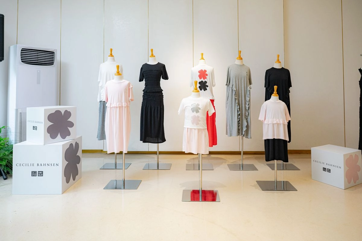 Cecilie Bahnsen dan Sentuhan Couture Feminin dalam Kolaborasi Terbaru Uniqlo
