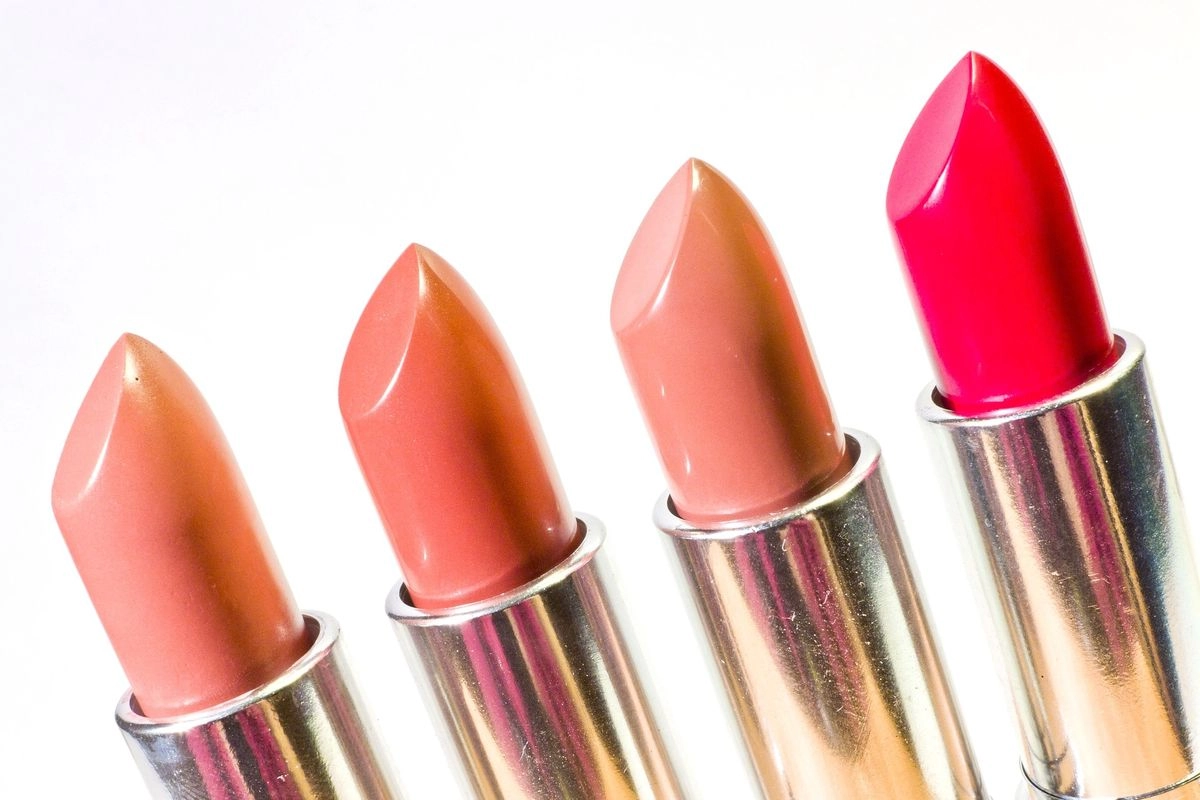Dilema Lipstick Effect: Dompet Tertekan, Belanja Kosmetik Kencang