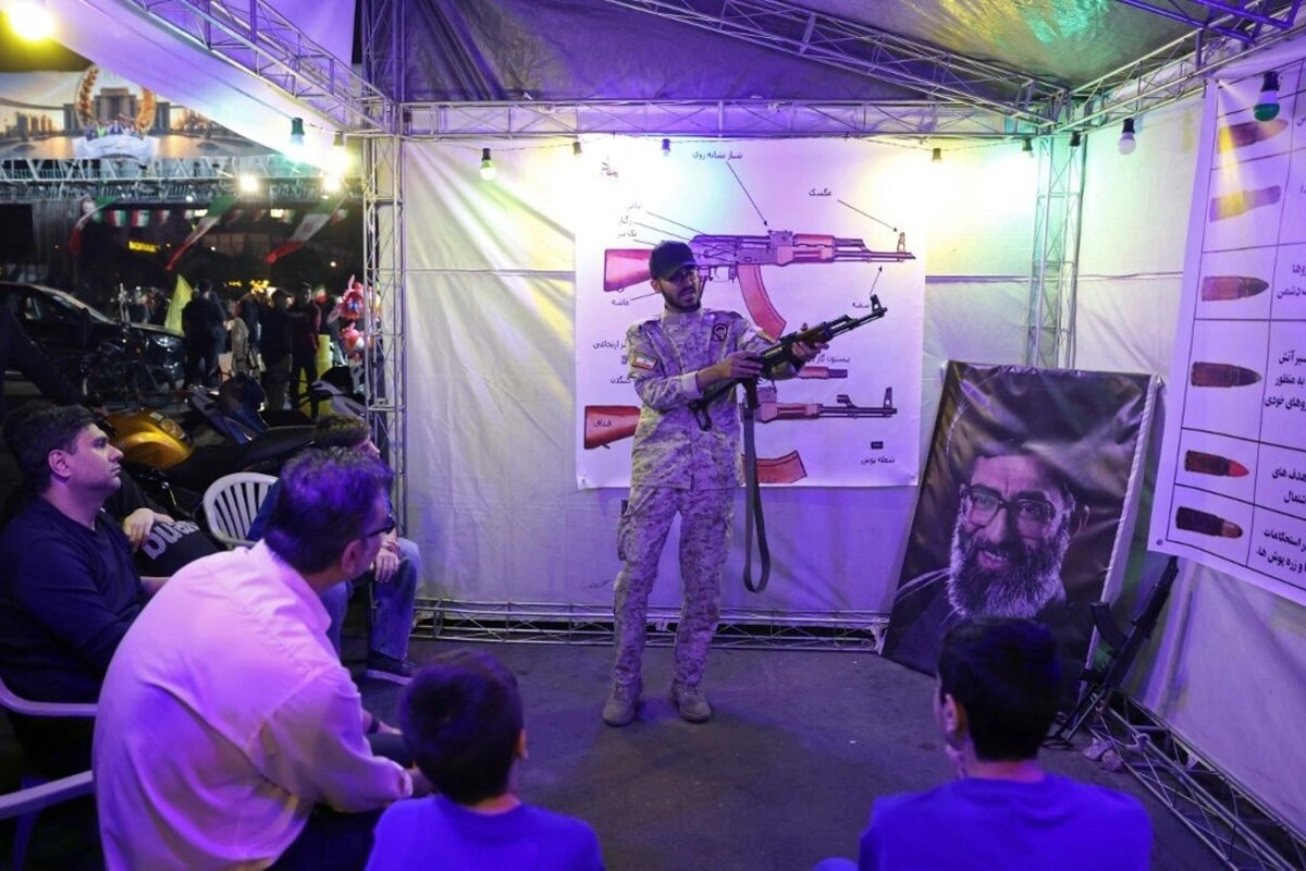 Iran Latih Warga Pakai Senjata, Jaga-jaga Perang Kembali Pecah