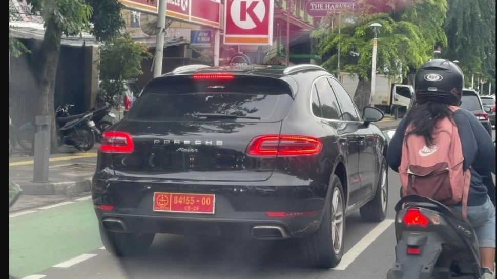 Viral Mobil Porsche Gunakan Pelat Dinas Mabes TNI, Kapuspen Duga Palsu