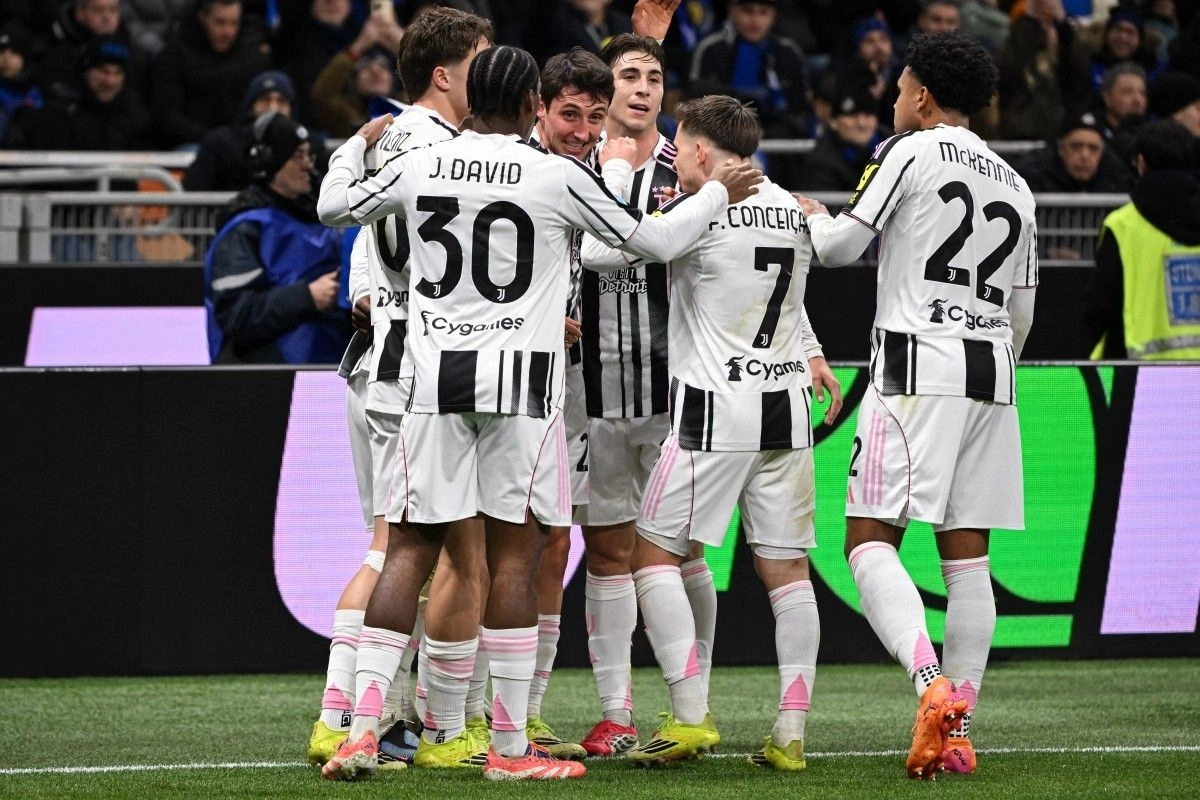 Perkuat Lini Belakang, Barcelona Minati Bek Sayap Juventus