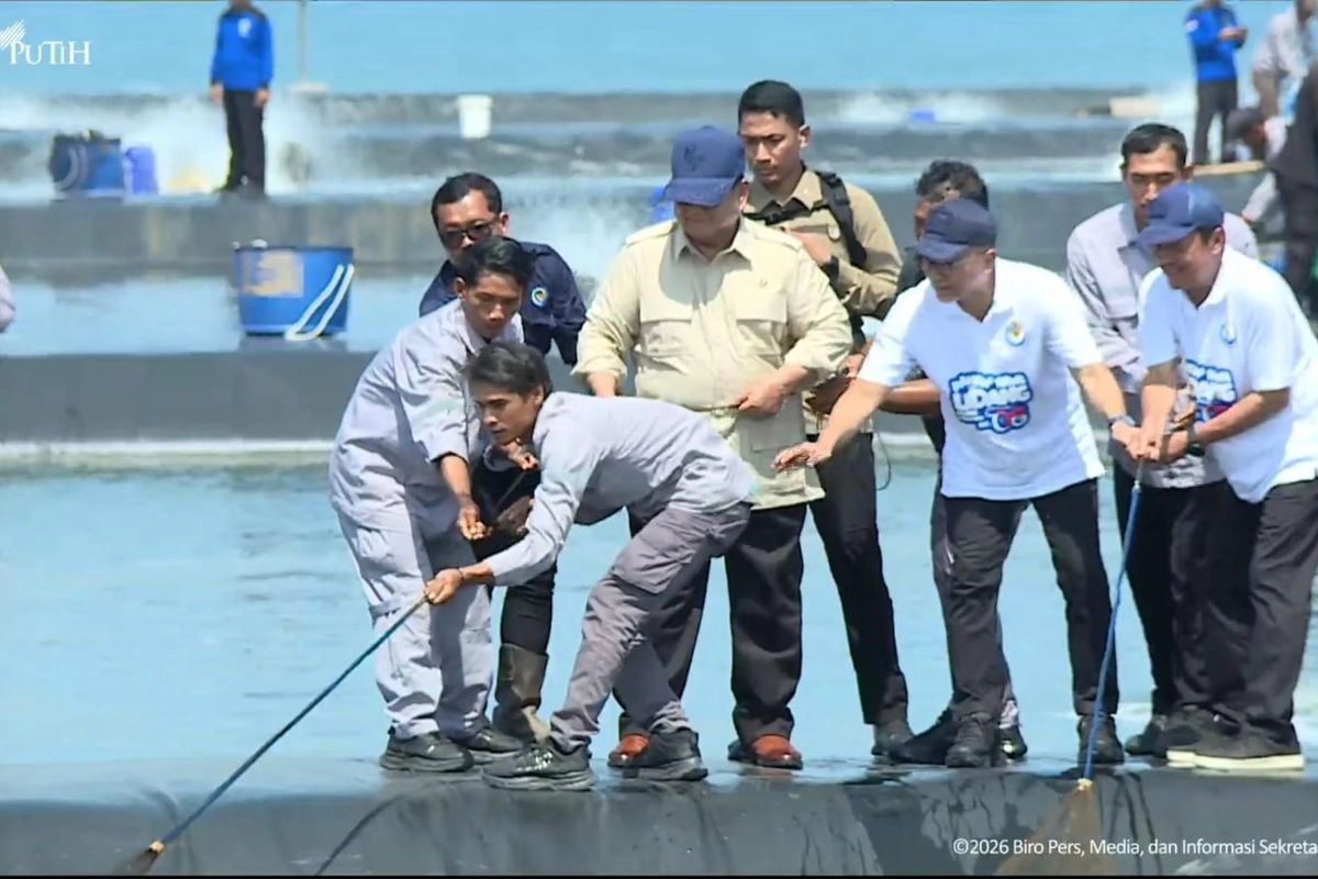 Prabowo Tarik Jala Bareng Penambak Udang di Kebumen